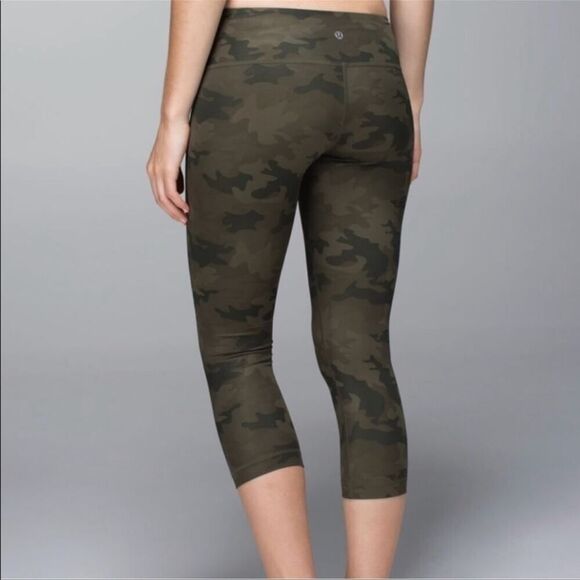 Lululemon wonder under green camo mid rise Capri leggings - Picture 2 of 7